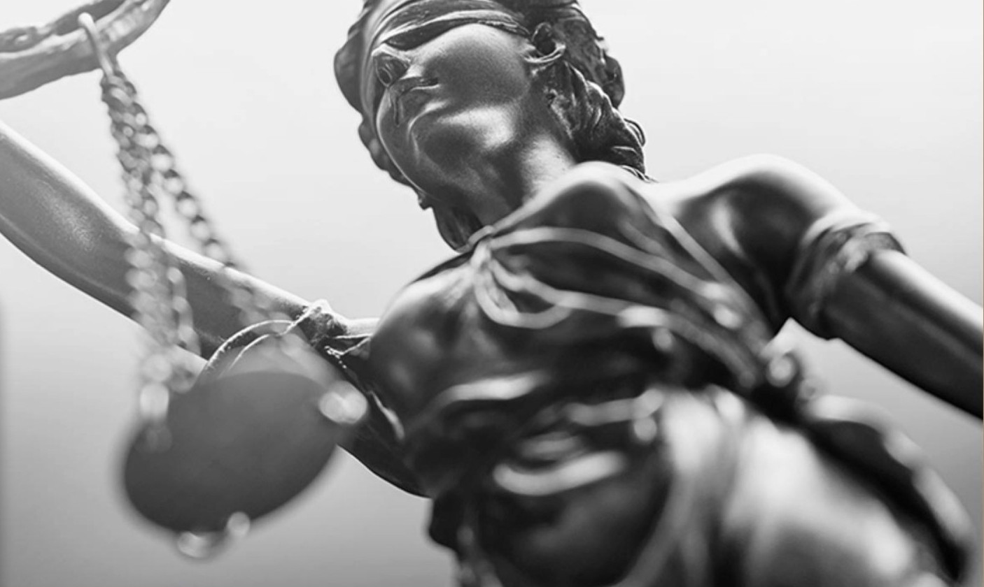 Estátua da Justiça em preto e branco